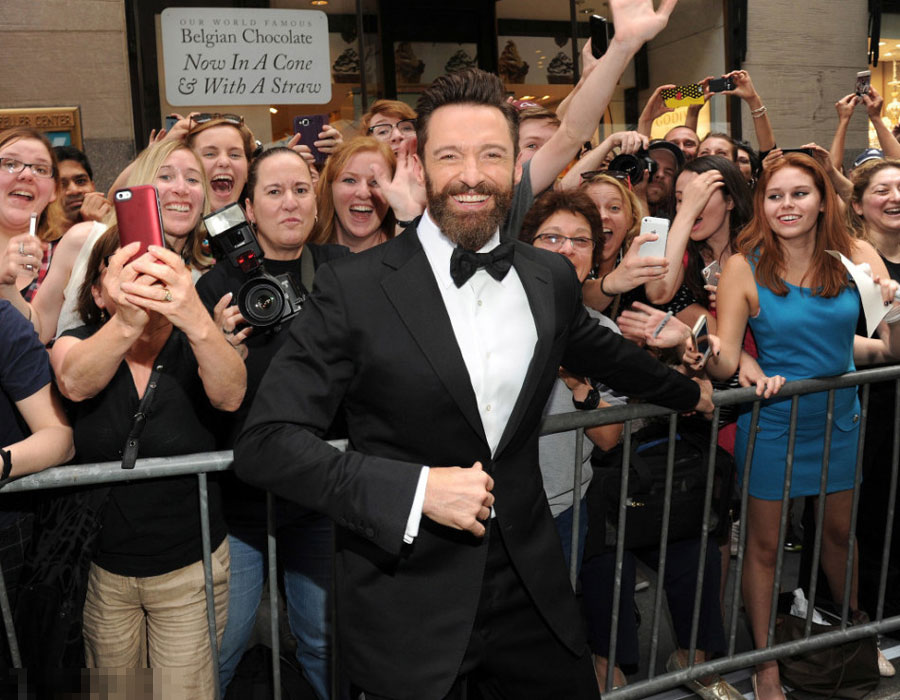 “金刚狼”休-杰克曼携妻子现身 西装显帅气