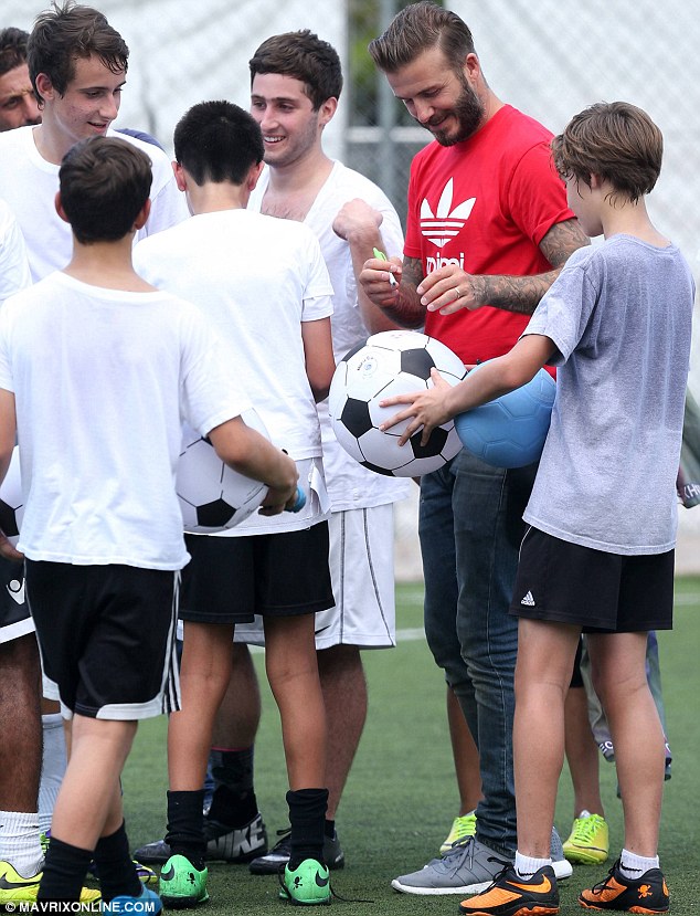 贝克汉姆访儿童足球场 大走亲民路线