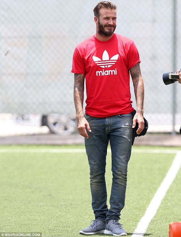 贝克汉姆访儿童足球场 大走亲民路线