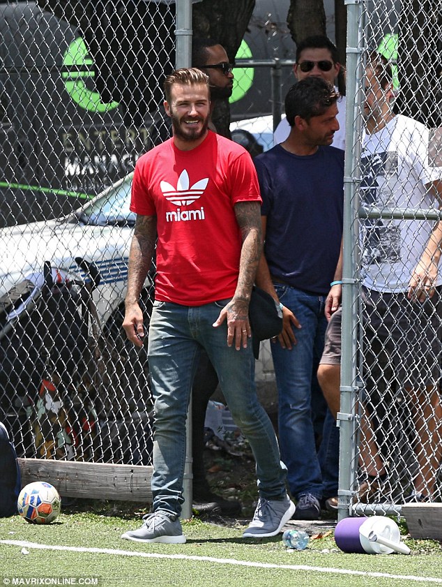 贝克汉姆访儿童足球场 大走亲民路线