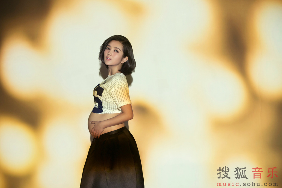何洁怀孕最新写真曝光 最美孕妇甜蜜待产