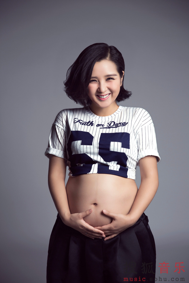 何洁怀孕最新写真曝光 最美孕妇甜蜜待产