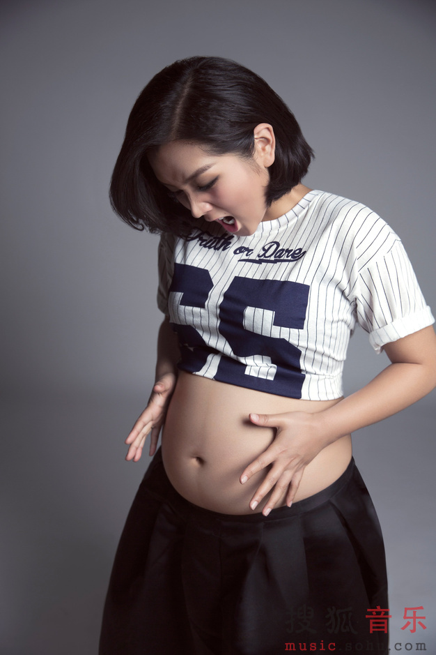 何洁怀孕最新写真曝光 最美孕妇甜蜜待产