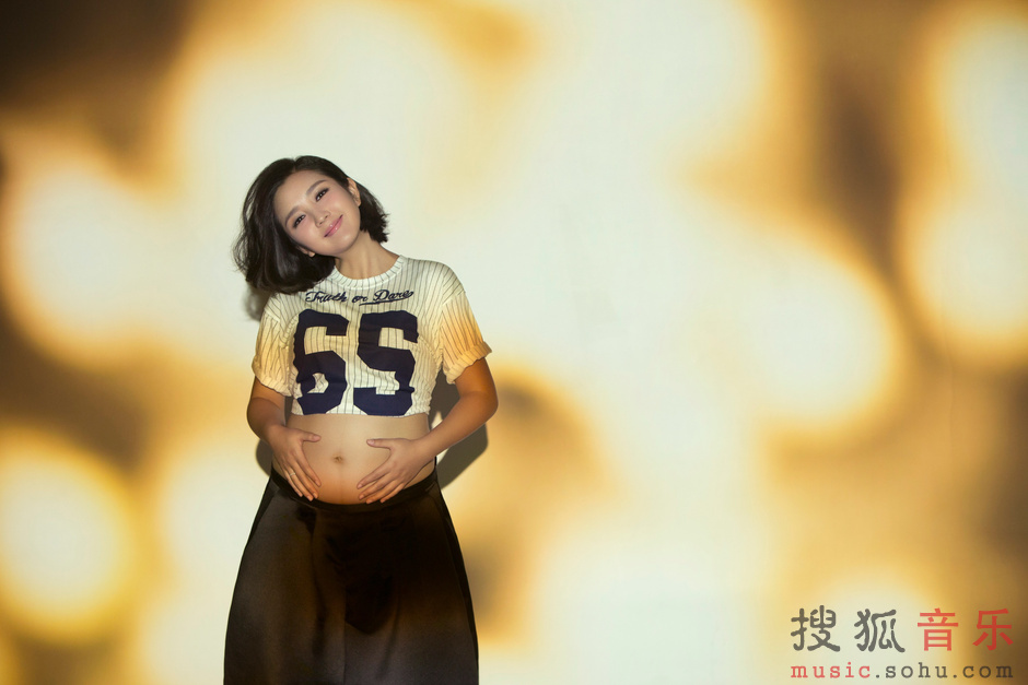 何洁怀孕最新写真曝光 最美孕妇甜蜜待产