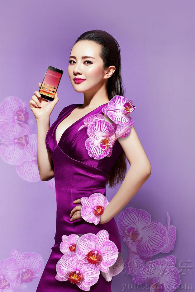     孟茜登时尚杂志封面曝光 尽显高贵典雅气质