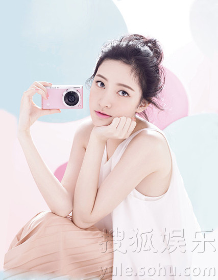 90后花旦崔心心登杂志封面 甜美诠释治愈系