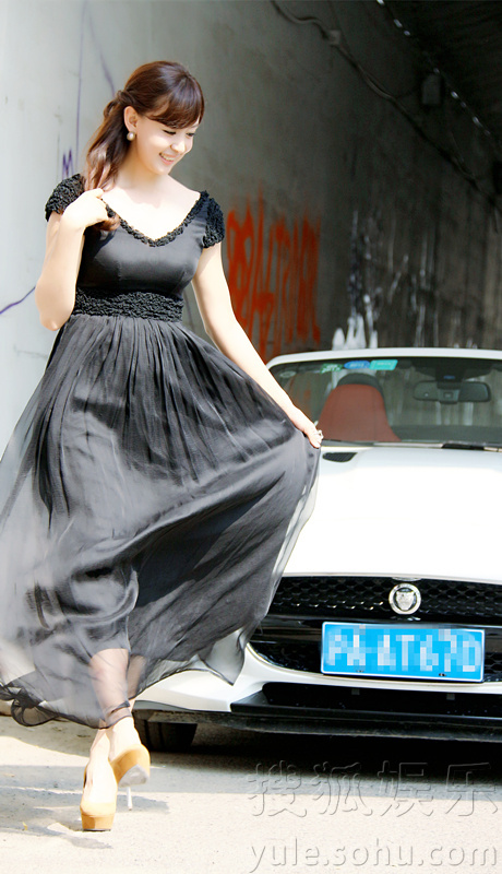     《犀利仁师》饰校花 周奇奇写真展知性帅气之魅