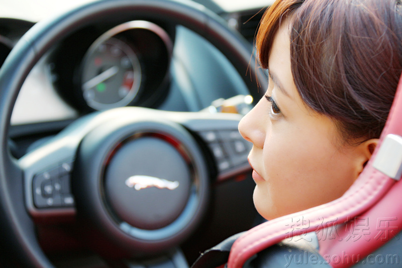     《犀利仁师》饰校花 周奇奇写真展知性帅气之魅