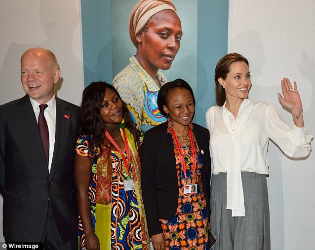 朱莉出席反战争性暴力峰会 几度感动落泪