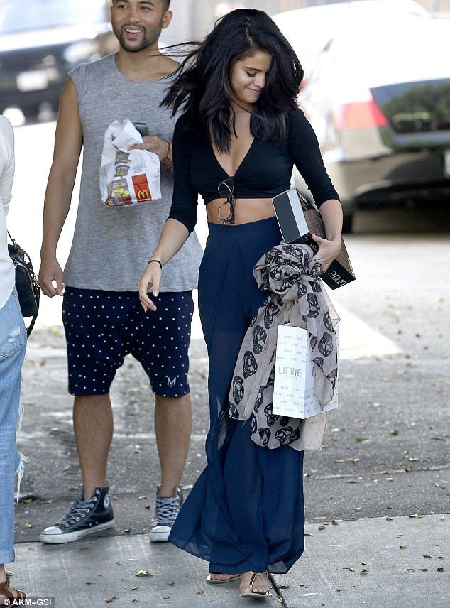 赛琳娜·戈麦斯逛街扫货秀身材