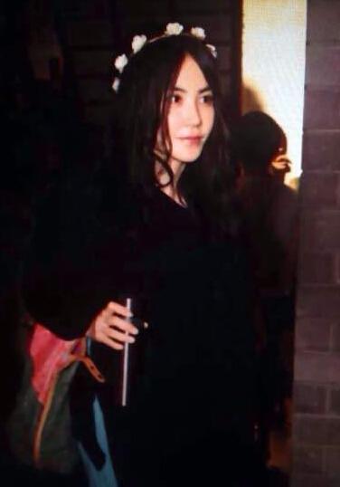 王菲戴花环眼神清澈亮相 被传与谢霆锋后台相见