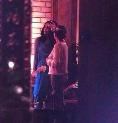 王菲戴花环眼神清澈亮相 被传与谢霆锋后台相见