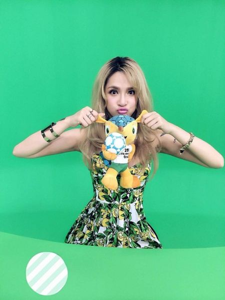 艾菲大摆鬼马造型