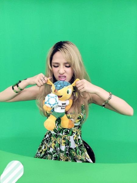 艾菲展俏皮一面