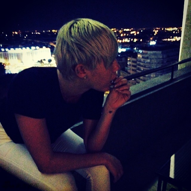 麦莉晒裸上身照片 男装打扮自嘲像比伯