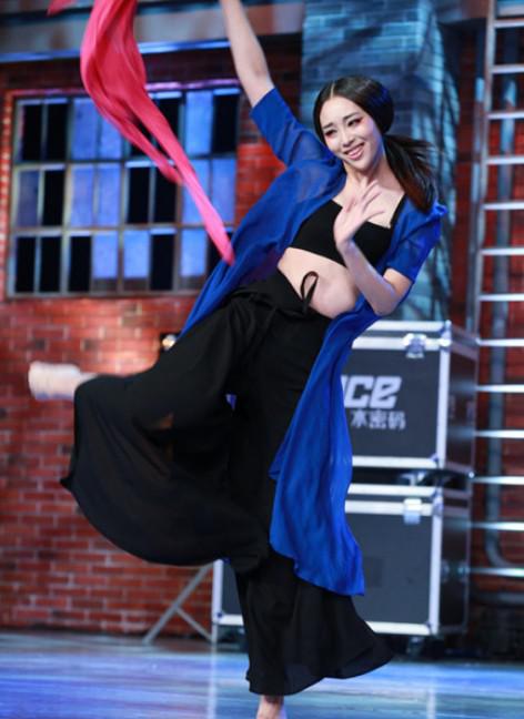 好舞蹈女学员双人舞疑真空上阵 尴尬凸点