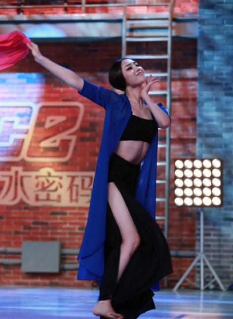 好舞蹈女学员双人舞疑真空上阵 尴尬凸点