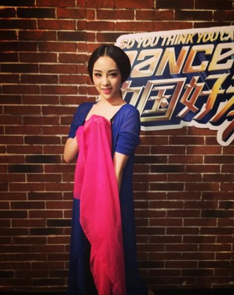 好舞蹈女学员双人舞疑真空上阵 尴尬凸点