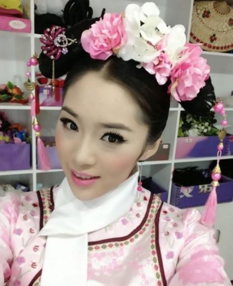 好舞蹈女学员双人舞疑真空上阵 尴尬凸点
