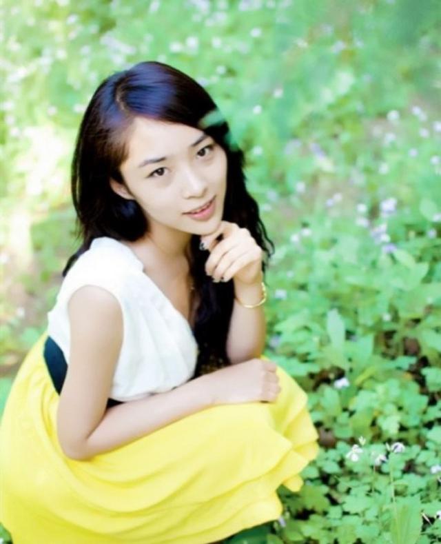 好舞蹈女学员双人舞疑真空上阵 尴尬凸点