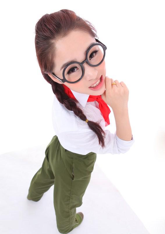 好舞蹈女学员双人舞疑真空上阵 尴尬凸点