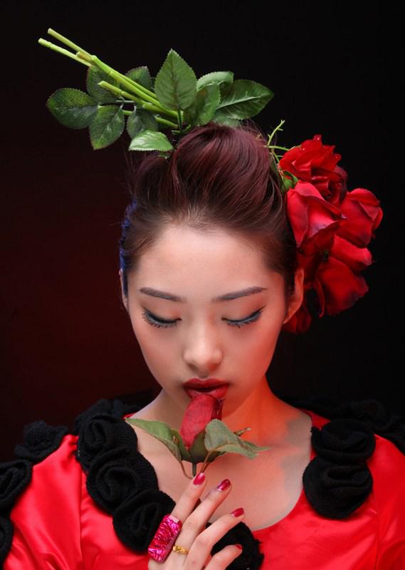 好舞蹈女学员双人舞疑真空上阵 尴尬凸点