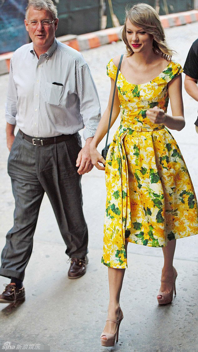     泰勒斯威夫特甜笑心情大好