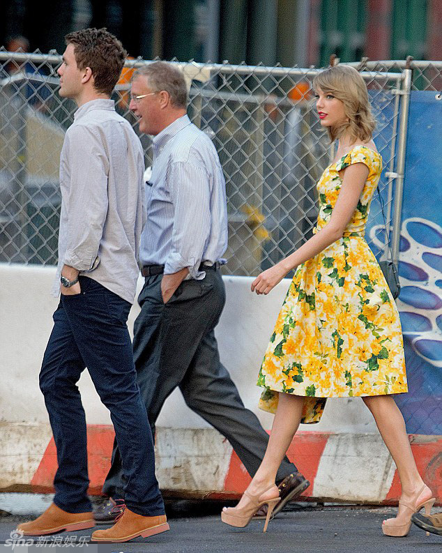     泰勒斯威夫特甜笑心情大好