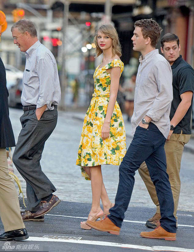     泰勒斯威夫特甜笑心情大好