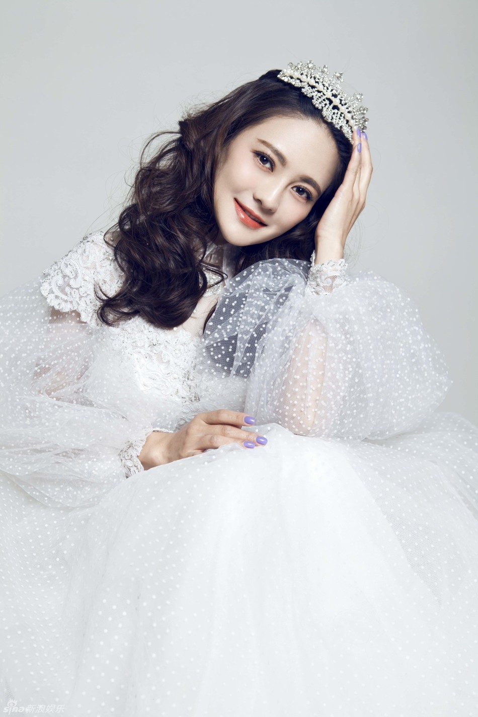 　　樊蕊贵气婚纱写真优雅纯净美