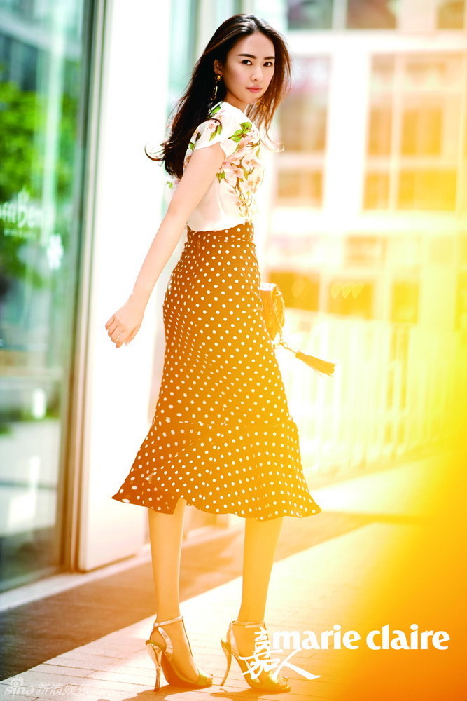     童瑶夏日清新街拍 长发飞舞俏皮帅气