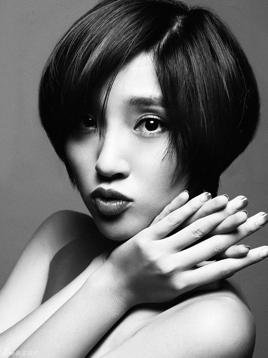 　　唐艺昕黑白质感写真