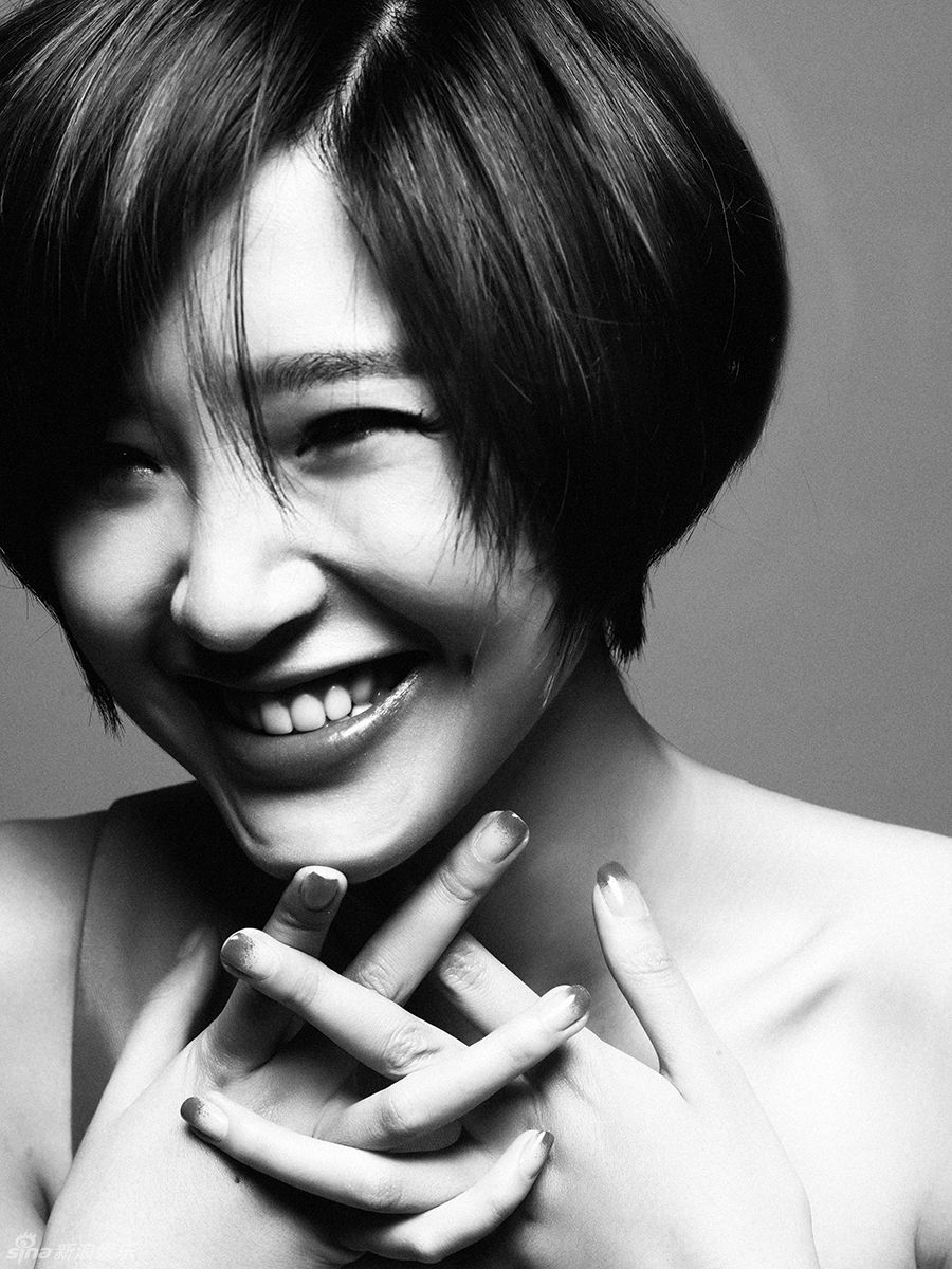 　　唐艺昕黑白质感写真