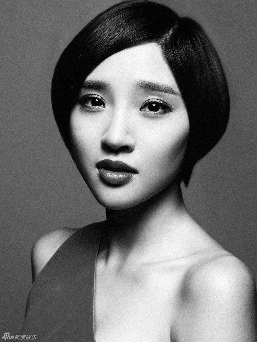 　　唐艺昕黑白质感写真