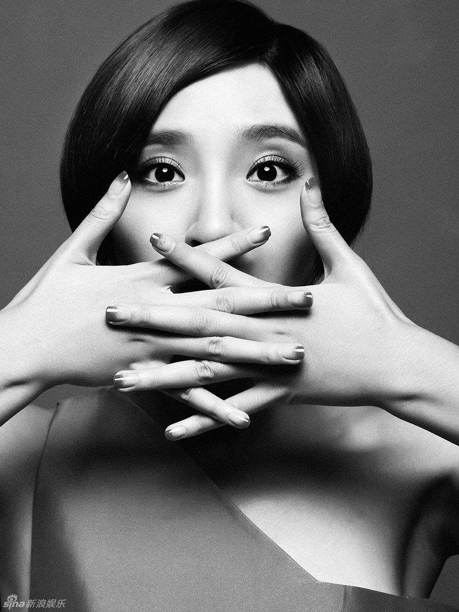 　　唐艺昕黑白质感写真