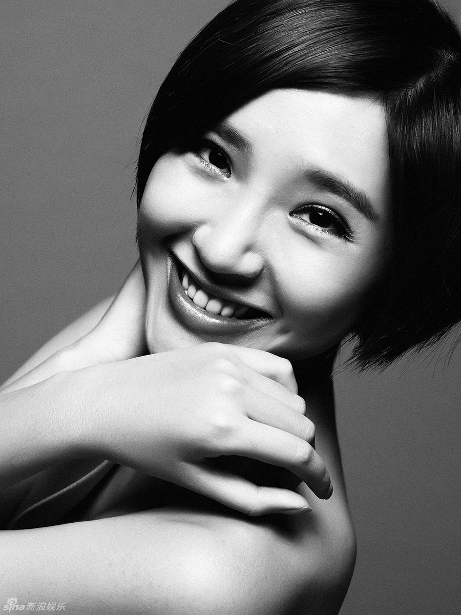　　唐艺昕黑白质感写真