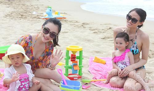 李小璐与奥莉妈妈比基尼争艳