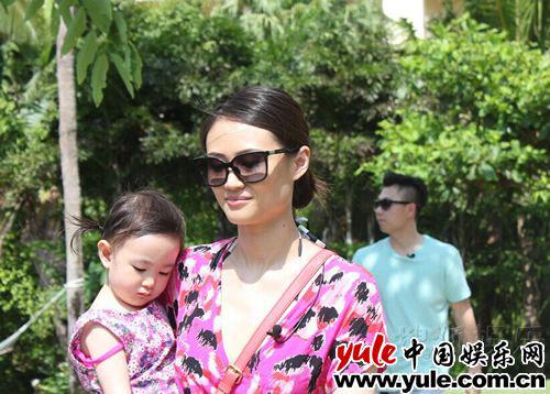 李小璐与奥莉妈妈比基尼争艳