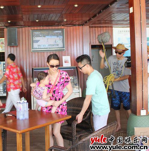 李小璐与奥莉妈妈比基尼争艳