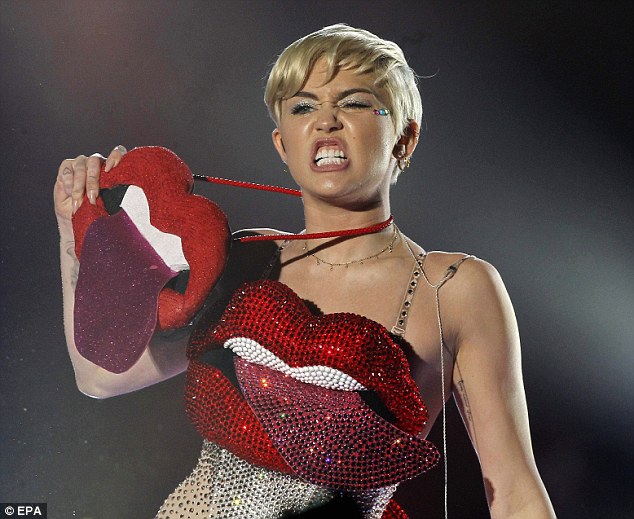 麦莉 赛勒斯西班牙活力开唱 造型大胆惊艳