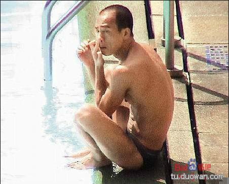 明星不为人知的抠鼻露底激凸尴尬瞬间照(图)