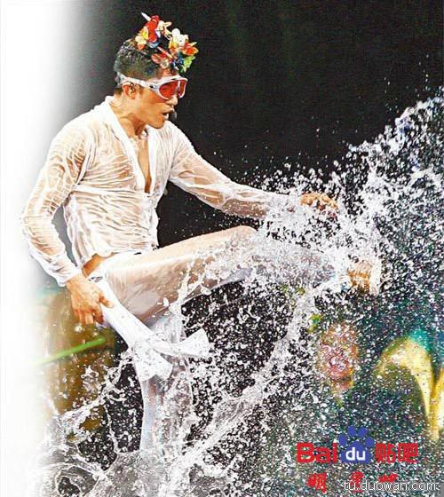 明星不为人知的抠鼻露底激凸尴尬瞬间照(图)