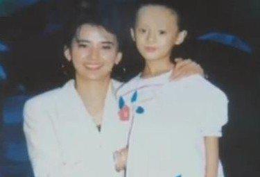 孙俪与姨奶胡慧中合照