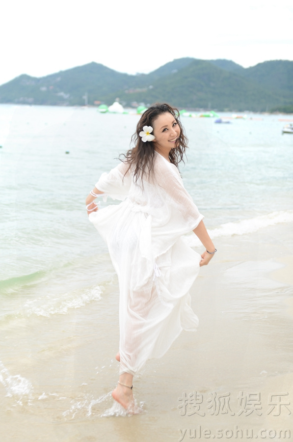     隋兰最新海滩大片曝光 清新优雅演绎夏日柔情