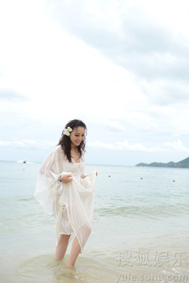     隋兰最新海滩大片曝光 清新优雅演绎夏日柔情