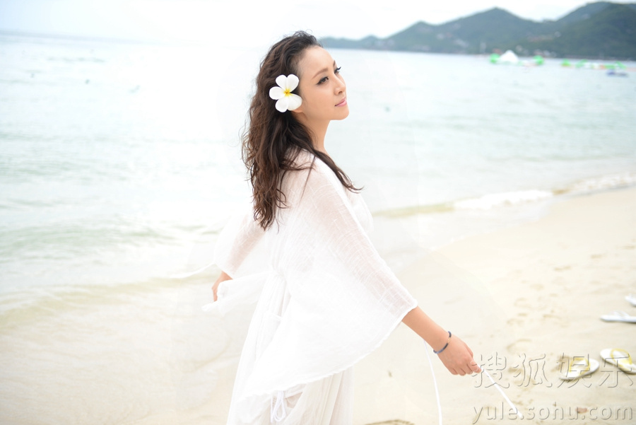     隋兰最新海滩大片曝光 清新优雅演绎夏日柔情