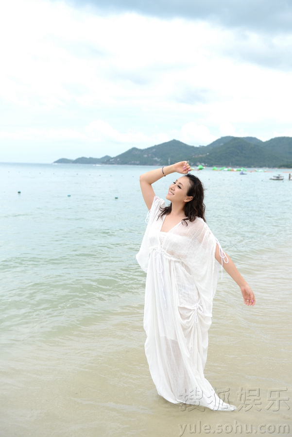     隋兰最新海滩大片曝光 清新优雅演绎夏日柔情