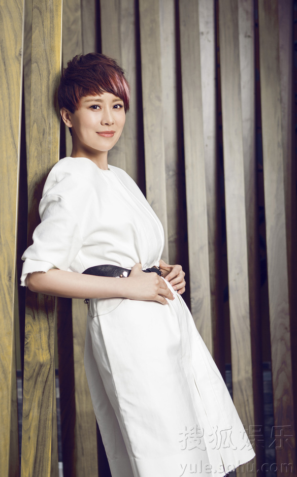     海清曝光时尚写真率性干练 深V裙装显柔美本性