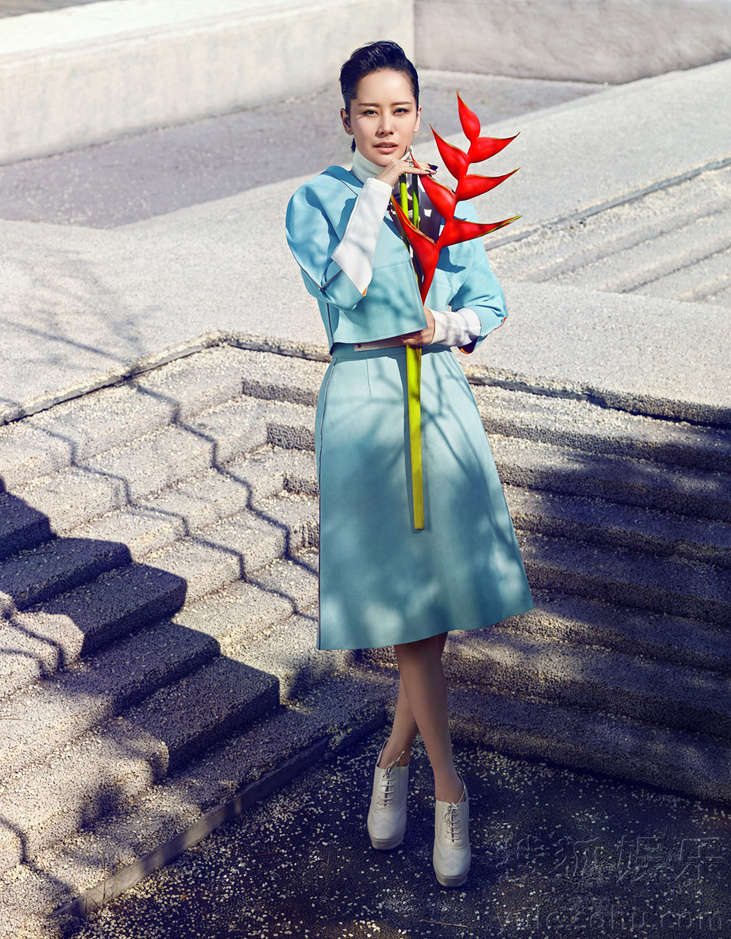     海清曝光时尚写真率性干练 深V裙装显柔美本性