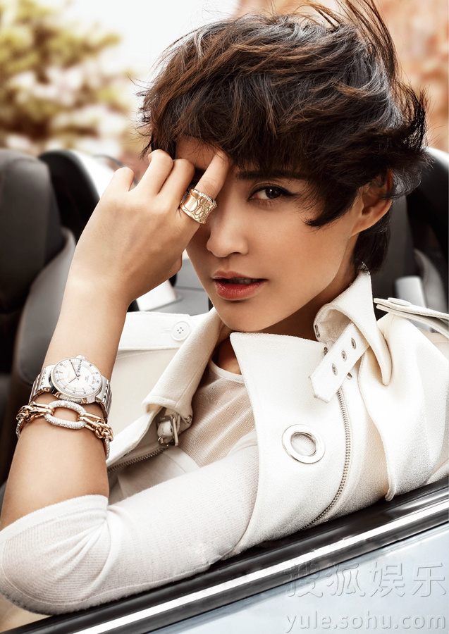 　　张歆艺超跑上拍写真 变身上东区女孩展极致魅惑